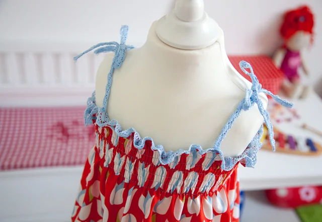 Kinderkleid mit Smoknähten