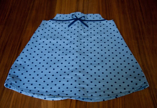 Kinderkleid mit Schleife verzieren