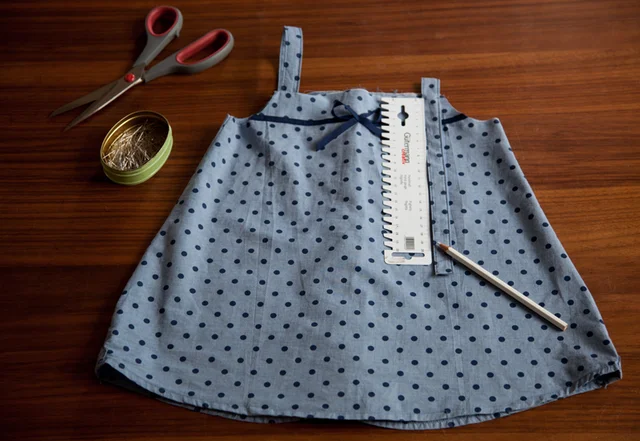 Kinderkleid mit Schleife verzieren