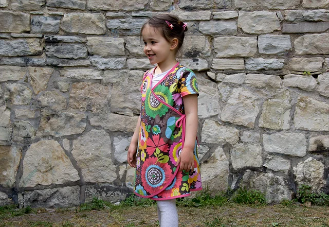 Schnittmuster Wickelkleid Blumenstoff