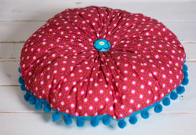 rundes Kissen mit Knopf