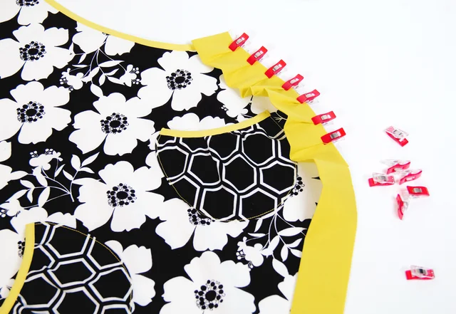 Schürze nähen Faltenband feststecken