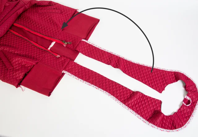 Nähanleitung Blousonkragen an Kapuzenjacke nähen: Beleg auf Jacke klappen Nähanleitung Blousonkragen an Kapuzenjacke nähen: Beleg auf Jacke klappen