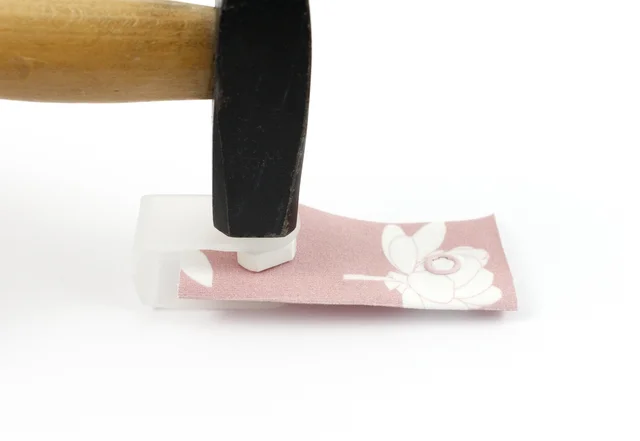 Step 03 Jersey Druckkopf mit dem Hammer und Werkzeug anbringen