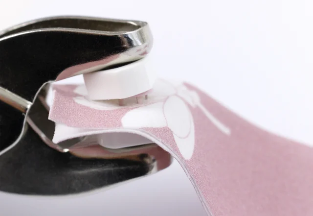 Step 03 Jersey Druckknopf anbringen