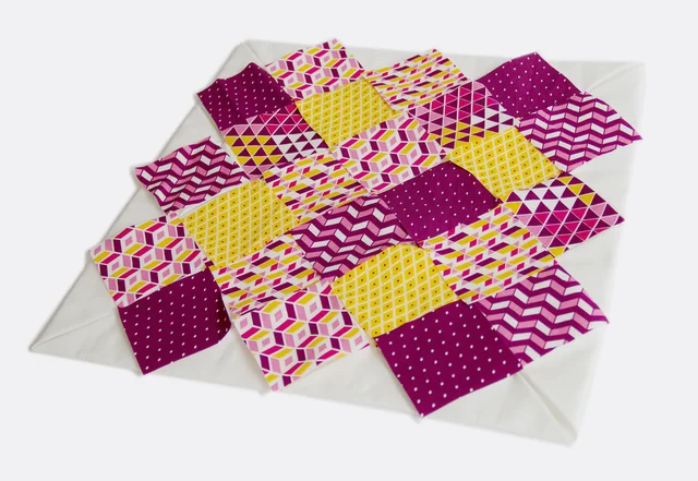 Nähanleitung Cathedral-Window Patchworkkissen Stoffe und Muster platzieren