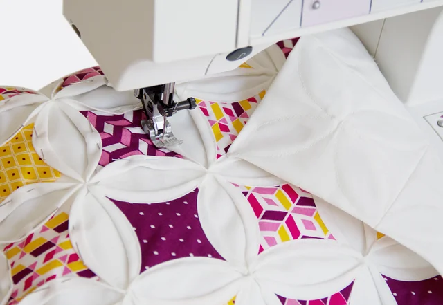 Nähanleitung Cathedral-Window Patchworkkissen Fenster festnähen