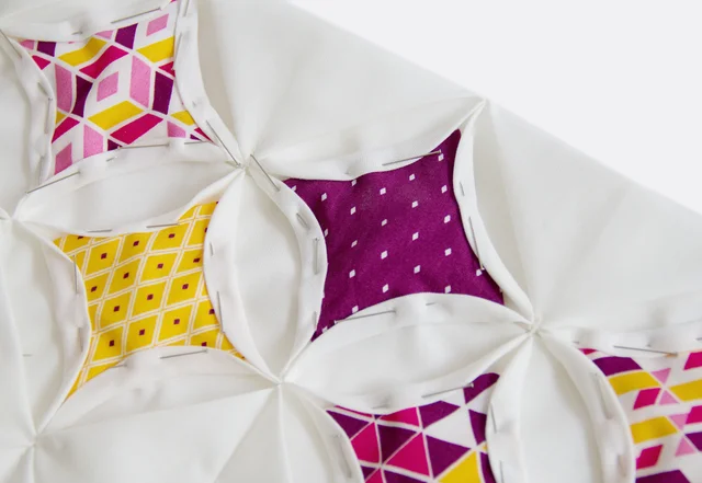 Nähanleitung Cathedral-Window Patchworkkissen Fenster feststecken