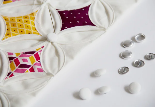 Nähanleitung Cathedral-Window Patchworkkissen Knöpfe anbringen