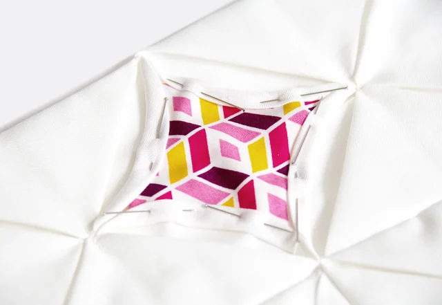 Nähanleitung Cathedral-Window Patchworkkissen Stoffstücke feststecken