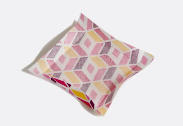 Nähanleitung Cathedral-Window Patchworkkissen Stoffstücke umbügeln