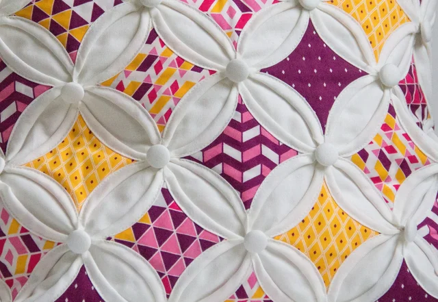 Nähanleitung Cathedral-Window Patchworkkissen bezogene Knöpfe