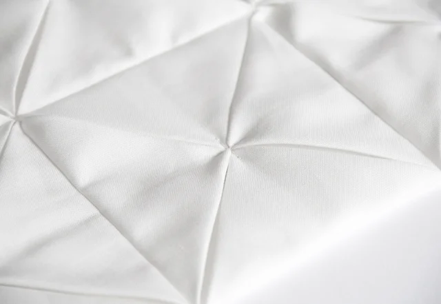 Nähanleitung Cathedral-Window Patchworkkissen Ecken mit Handstich festnähen