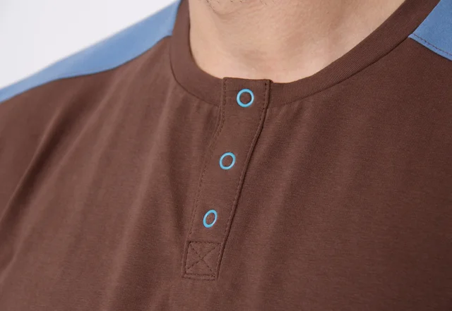 Nähanleitung Knopfleiste an einen Shirtausschnitt nähen