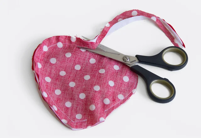 Nähanleitung Herztasche Nahtzugaben kürzen