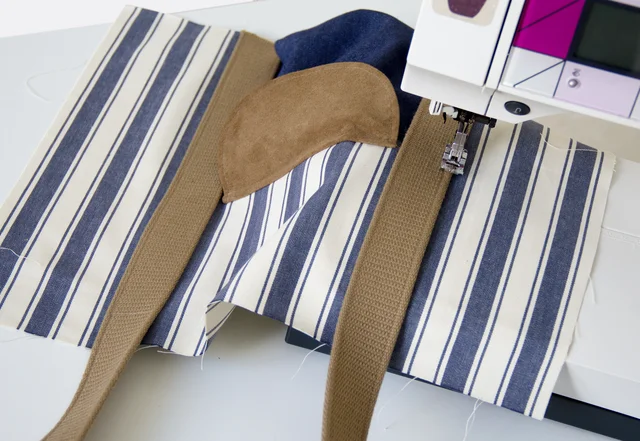 Nähanleitung Umhängetasche Schnittmuster kostenlos Gurtbänder aufnähen