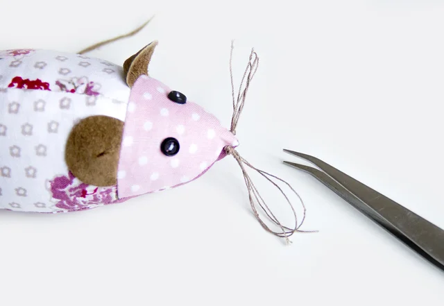 Nähanleitung mit kostenlosem Schnittmuster Nadelmaus Barthaare fixieren