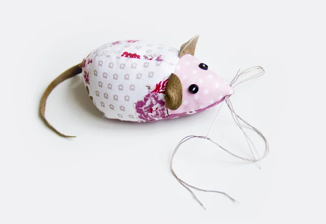 Nähanleitung mit kostenlosem Schnittmuster Nadelmaus Barthaare nähen