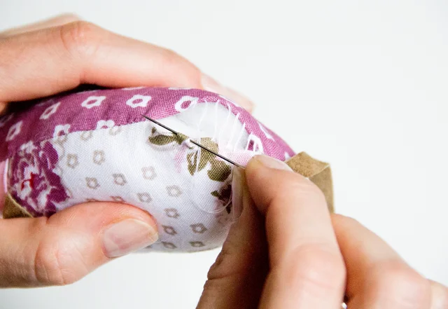 Nähanleitung mit kostenlosem Schnittmuster Nadelmaus Wendeöffnung schliessen