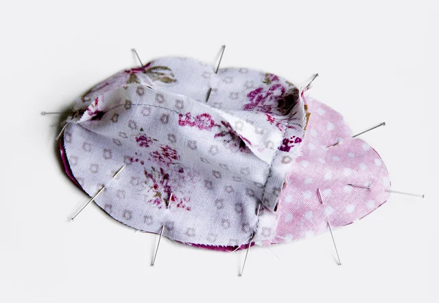 Nähanleitung mit kostenlosem Schnittmuster Nadelmaus Ober und Unterseite zusammenstecken