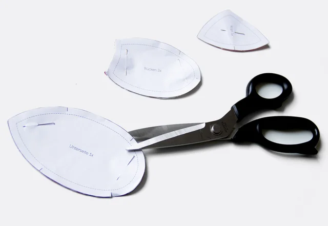 Nähanleitung mit kostenlosem Schnittmuster Nadelmaus Schnittteile vorbereiten