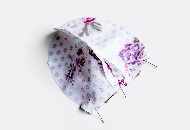 Nähanleitung mit kostenlosem Schnittmuster Nadelmaus Stoffe zusammenstecken