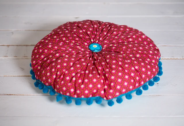 Nähanleitung rundes Kissen mit Bommelborte