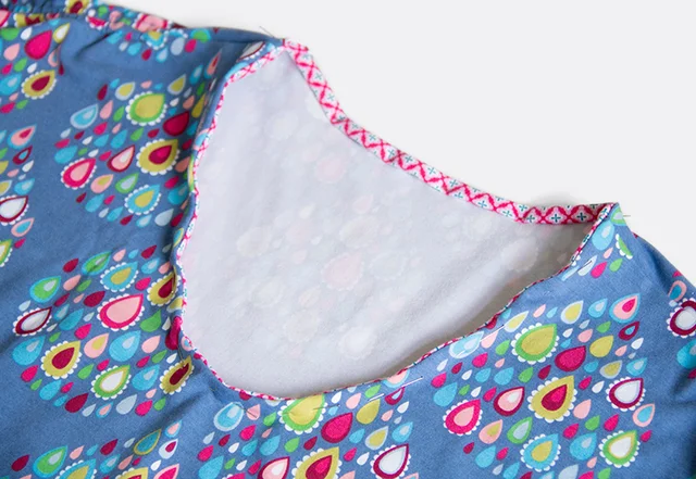 Nähanleitung umgeklappten Ausschnittstreifen feststecken