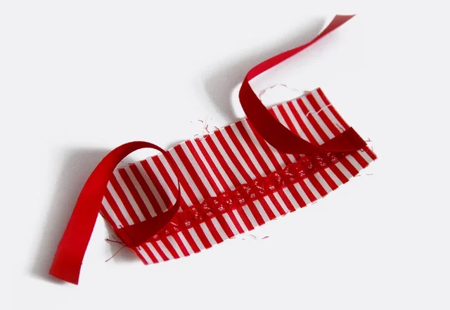 Nähanleitung Schnittmuster gratis Tasche mit Federverschluss Band annähen