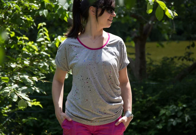 Schnittmuster Draped-Shirt Elaine mit Kleks-Farbspritzer Design Schnittmuster Draped-Shirt Elaine mit Kleks-Farbspritzer Design