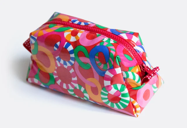 Schnittmuster gratis Kosmetiktasche wasserfester Stoff Wachstuch Schnittmuster gratis Kosmetiktasche wasserfester Stoff Wachstuch