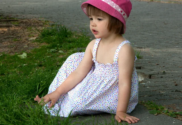 gratis Schnittmuster Kinderkleid mit Smoknähten