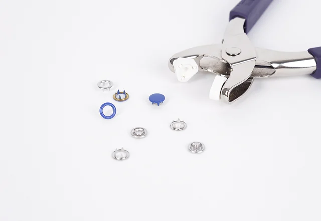 Jersey Druckknoepfe und Zange - Nähen lernen