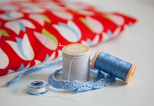 Nähgarn und Zutaten für ein Tulpenkleid