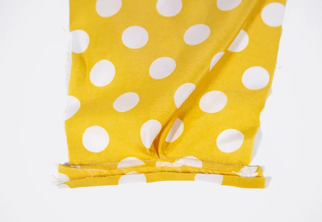 Bluse Ärmel mit Schlitz Einfassband bügeln