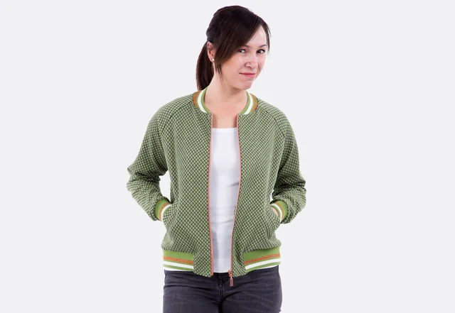 Schnittmuster Collegejacke Outfit Sport DIY nähen mit Anleitung Schnittmuster Collegejacke Outfit Sport DIY nähen mit Anleitung