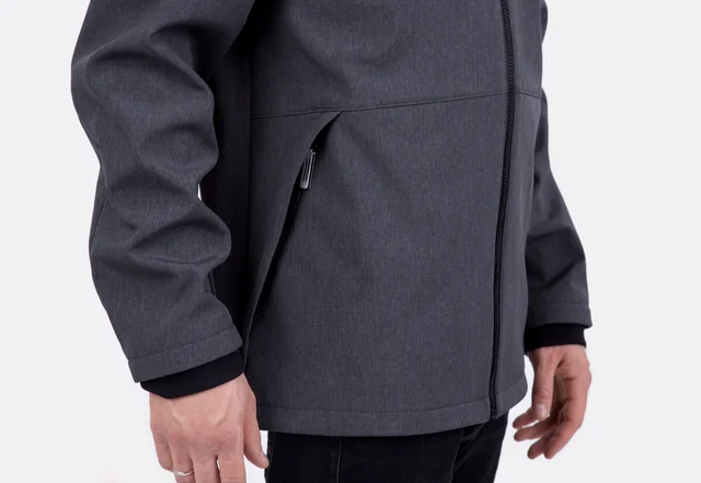 Schnittmuster Männer Softshelljacke grau mit Reißverschlusstasche Schnittmuster Männer Softshelljacke grau mit Reißverschlusstasche
