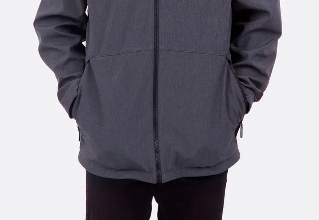 Schnittmuster Männer Softshelljacke grau mit Reißverschlusstaschen Schnittmuster Männer Softshelljacke grau mit Reißverschlusstaschen