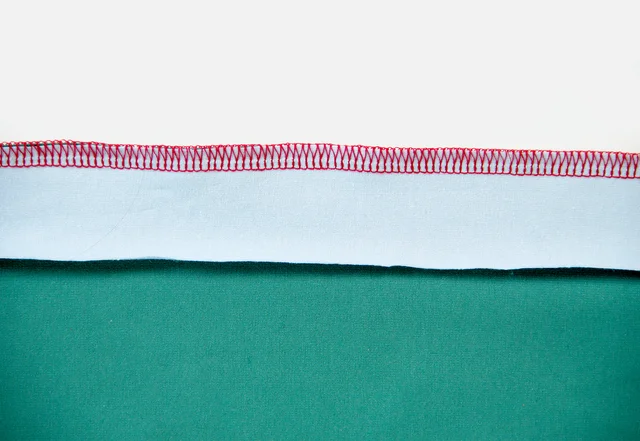 Ausschnitt nähen mit der Overlock versäubern Ausschnitt nähen mit der Overlock versäubern