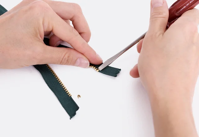 Anleitung Reißverschluss kürzen Endstück entfernen mit Schraubenzieher