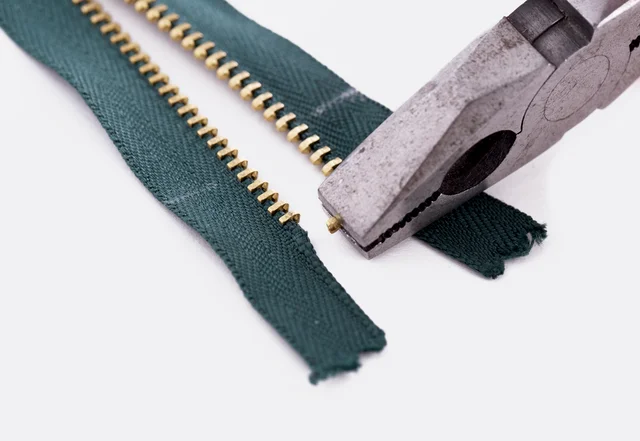 Anleitung Reißverschluss kürzen Zähnchen entfernen