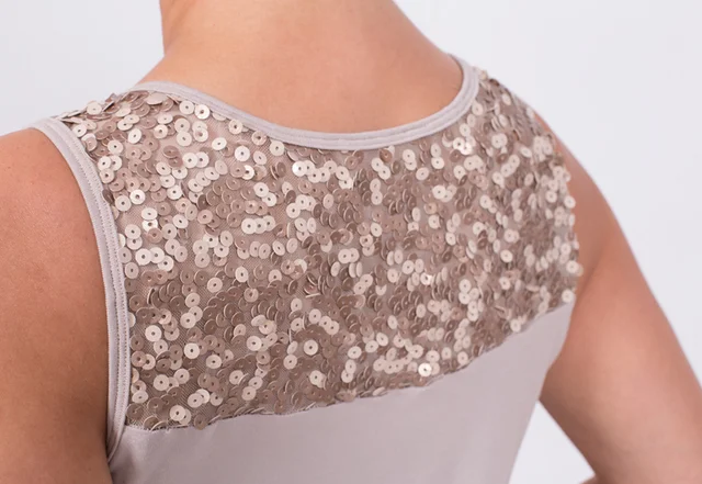 Jumpsuit Schnittmuster Anleitung Träger kurze Beine Pailleten Passe