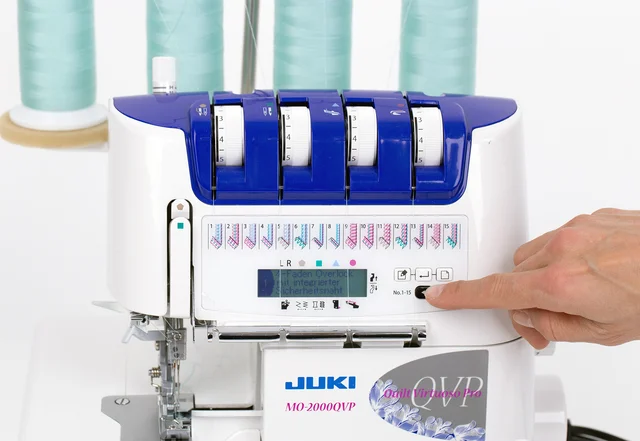 Jersey nähen mit Overlock-Maschine JUKI MO-2000 Display Jersey nähen mit Overlock-Maschine JUKI MO-2000 Display