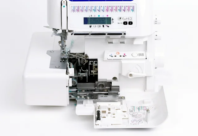 Jersey nähen Overlock Maschine JUKI MO-2000 aufgeklapptes Gehäuse Jersey nähen Overlock Maschine JUKI MO-2000 aufgeklapptes Gehäuse