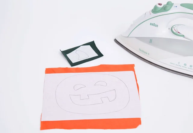 Nähanleitung Halloween Patches: Motiv aufbügeln