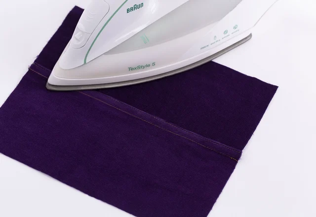 Die Kappnaht wird zum Abschluss gebügelt