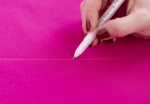 Markierstift für dunkle Stoffe Markierstift für dunkle Stoffe