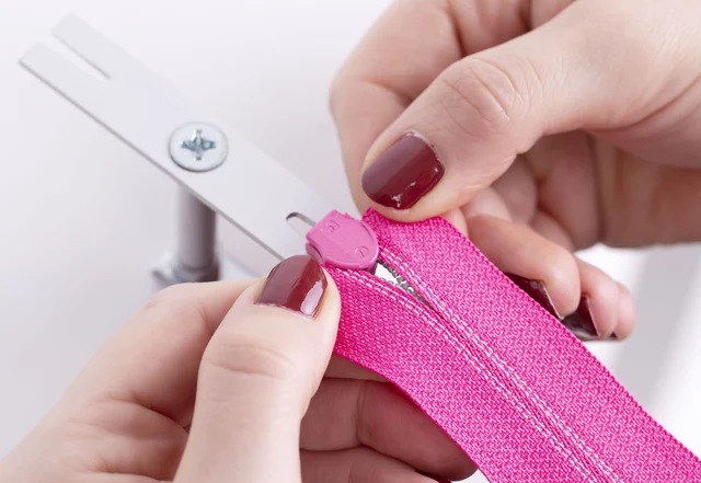 Der Zipper Einfädler ist eine tolle Erfindung, ihr klemmt in an eine Tischkante und setzt in die obere Aussparung den Zipper ein. Der Zipper Einfädler ist eine tolle Erfindung, ihr klemmt in an eine Tischkante und setzt in die obere Aussparung den Zipper ein.