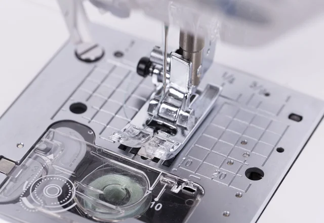 Zickzack Nähfuß in der Nähmaschine Zickzack Nähfuß in der Nähmaschine
