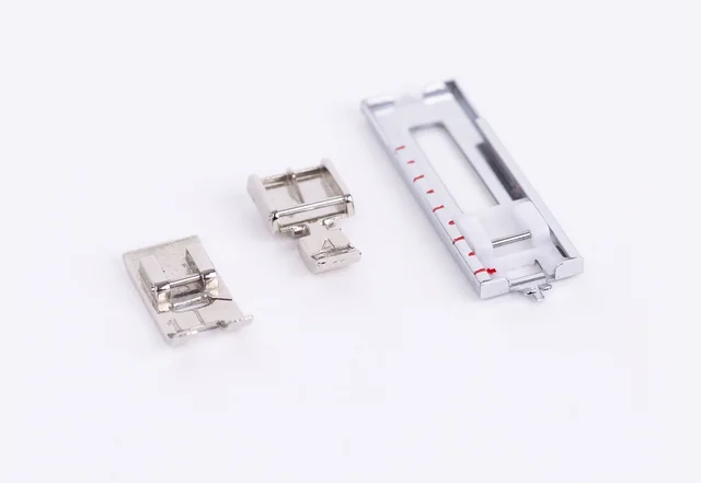 Grundausstattung: Zickzackfuß, Reißverschluss Naehfuß und Knopflochschiene